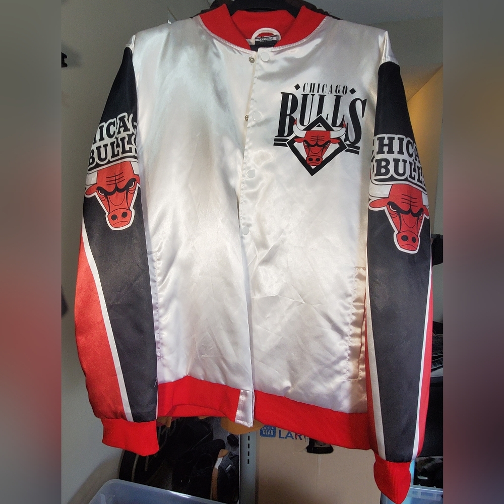 nba Chicago Bulls lightweight  logo  jacket size XXL used.